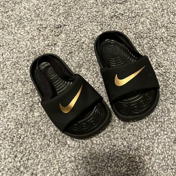 Nike Other - 6c infant Nike slips black/gold